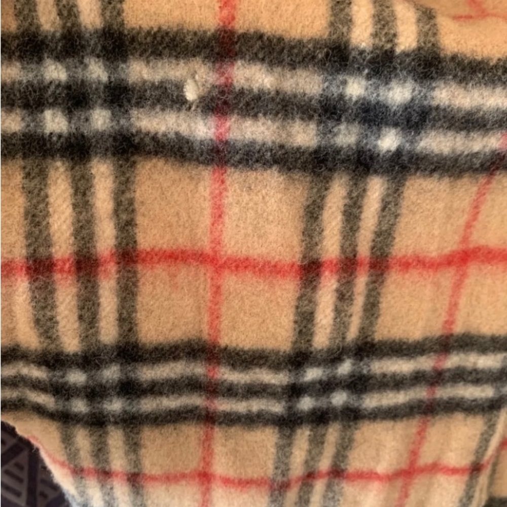 Burberry authentic scarf, tiny hole - Picture 3 of 3